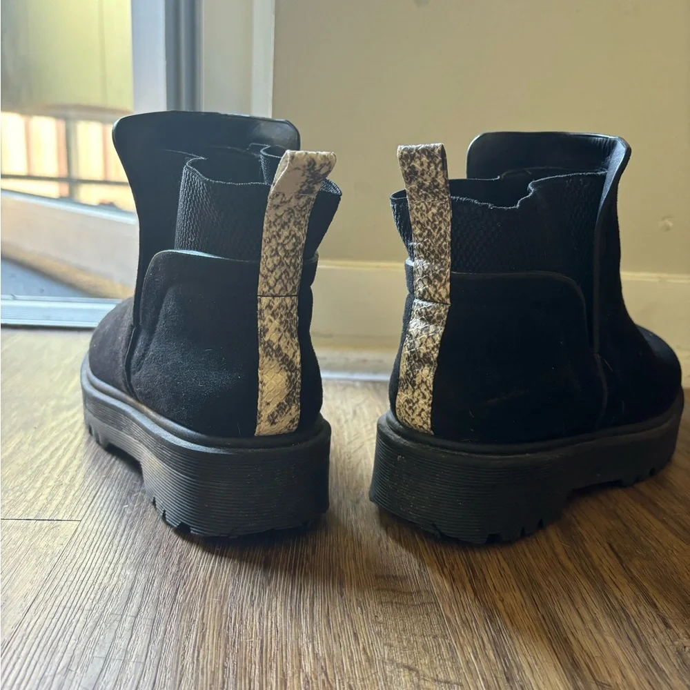 Super Cute Qupid Black Suede Ankle Boots w White Snakeskin Stripe-Size 8 - Picture 15 of 15